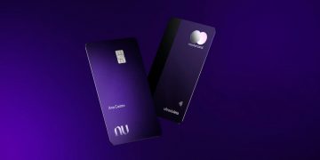 Cartão nubank roxo metal.