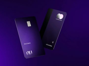 Cartão nubank roxo metal.