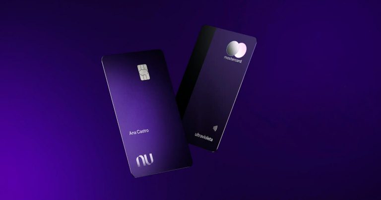 Cartão nubank roxo metal.